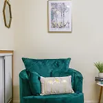 Dis-Counts For Family And Work Stays - 2X Ensuites, Private Parking And Garden