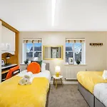 Dis-Counts For Family And Work Stays - 2X Ensuites, Private Parking And Garden