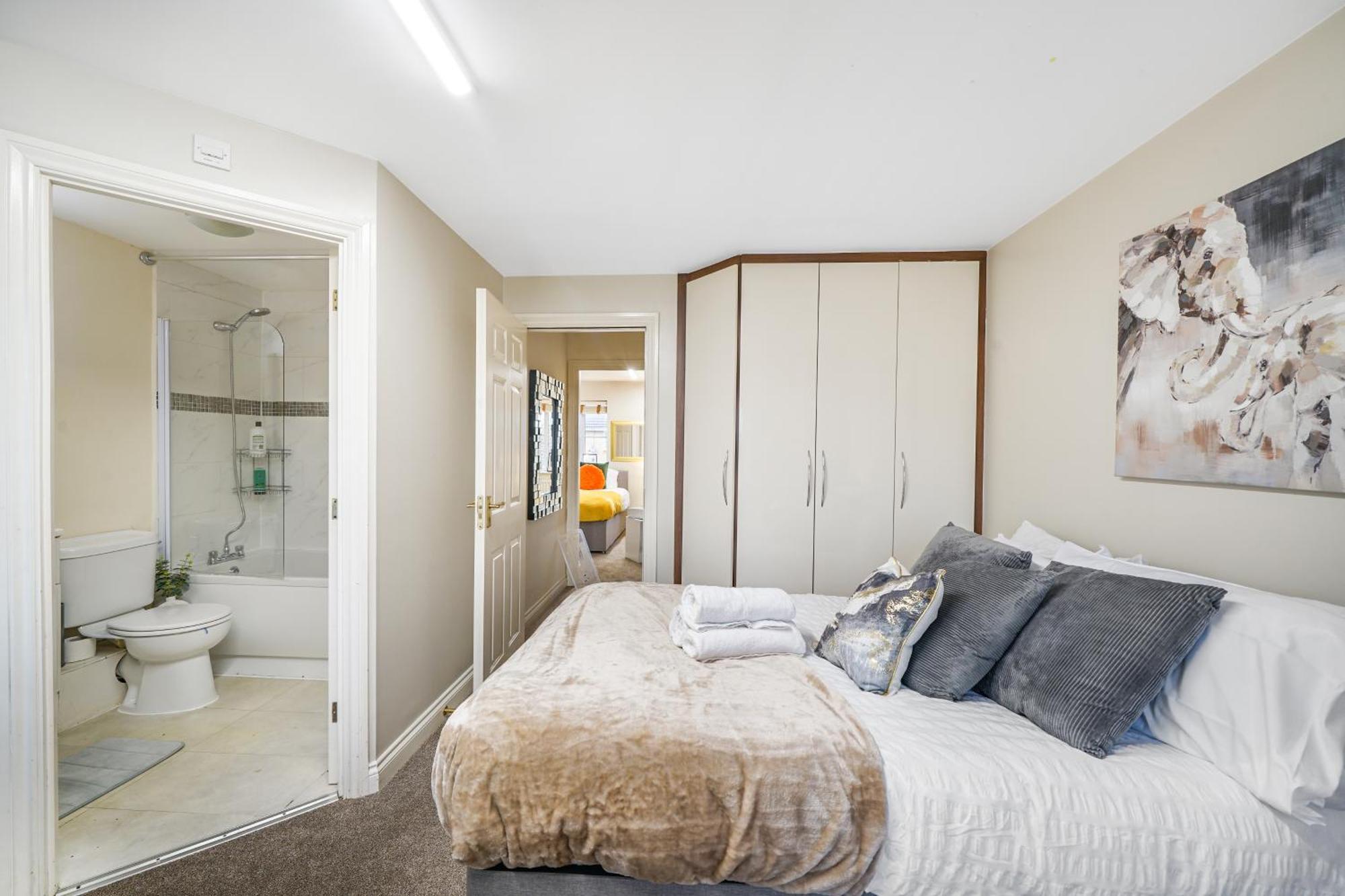 Dis-counts For Family And Work - 2x Ensuites, Private Parking And Garden * Langley Marish