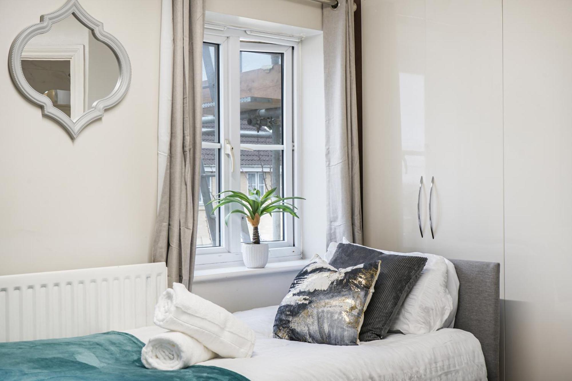 Dis-counts For Family And Work - 2x Ensuites, Private Parking And Garden