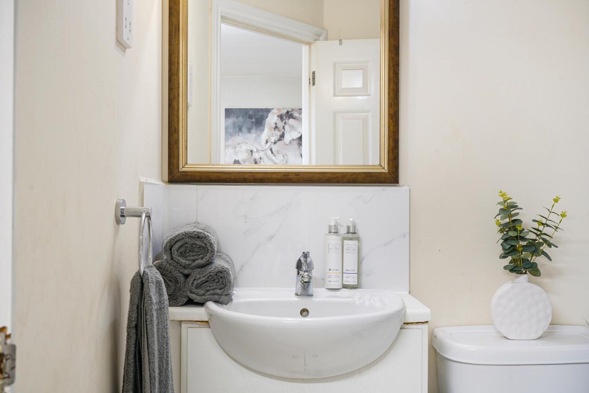 Dis-counts For Family And Work - 2x Ensuites, Private Parking And Garden Holiday home