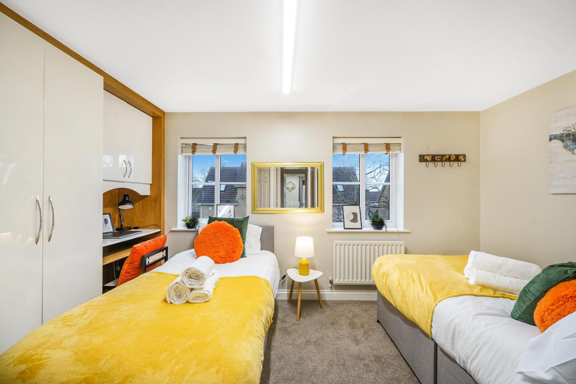 Holiday home Dis-counts For Family And Work - 2x Ensuites, Private Parking And Garden