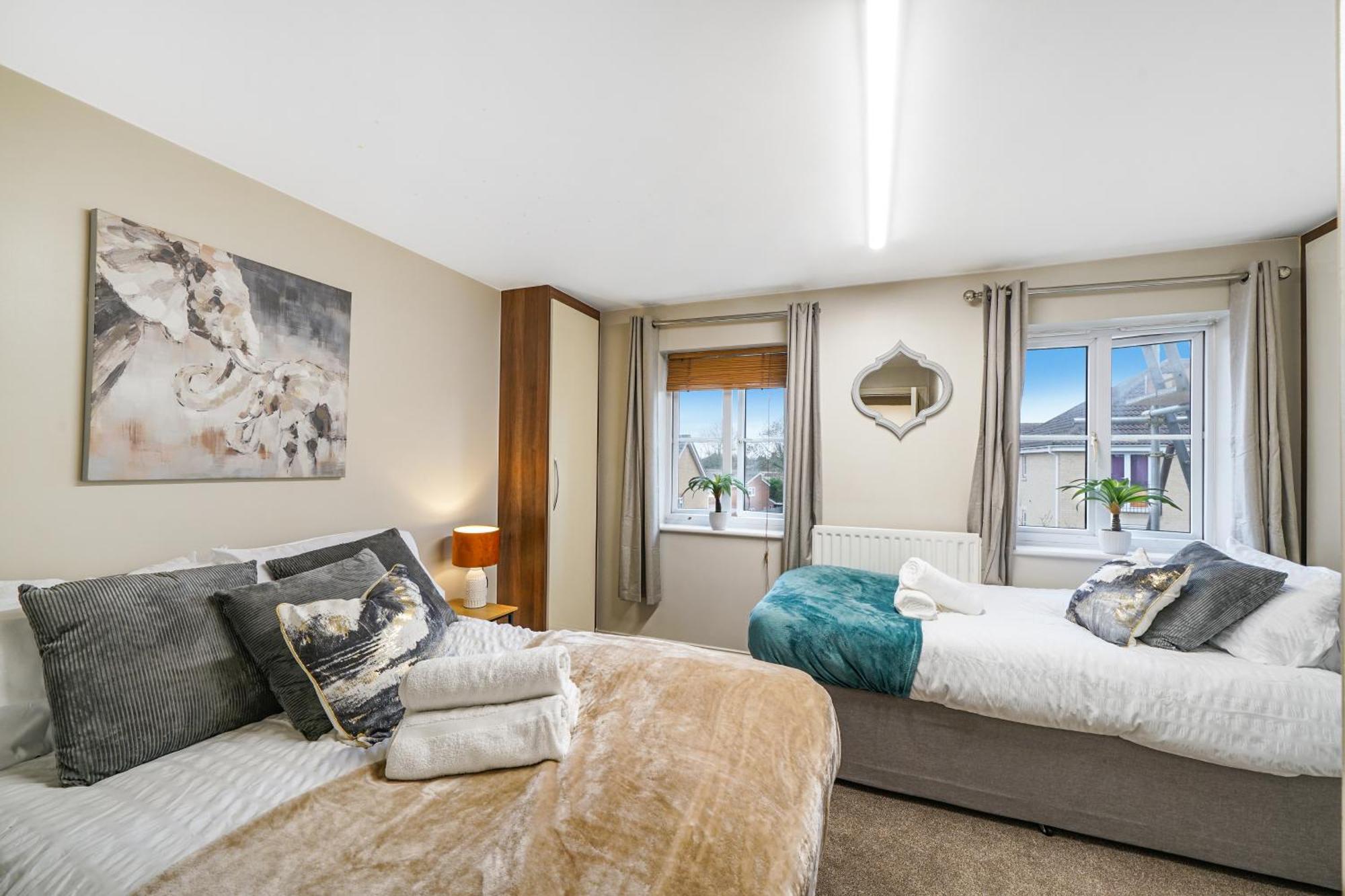 Dis-counts For Family And Work - 2x Ensuites, Private Parking And Garden Holiday home *