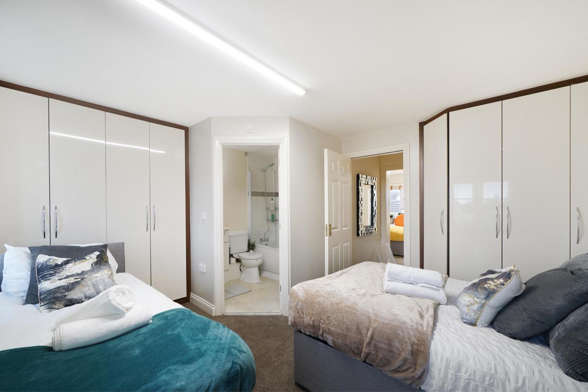 Holiday home Dis-counts For Family And Work - 2x Ensuites, Private Parking And Garden *