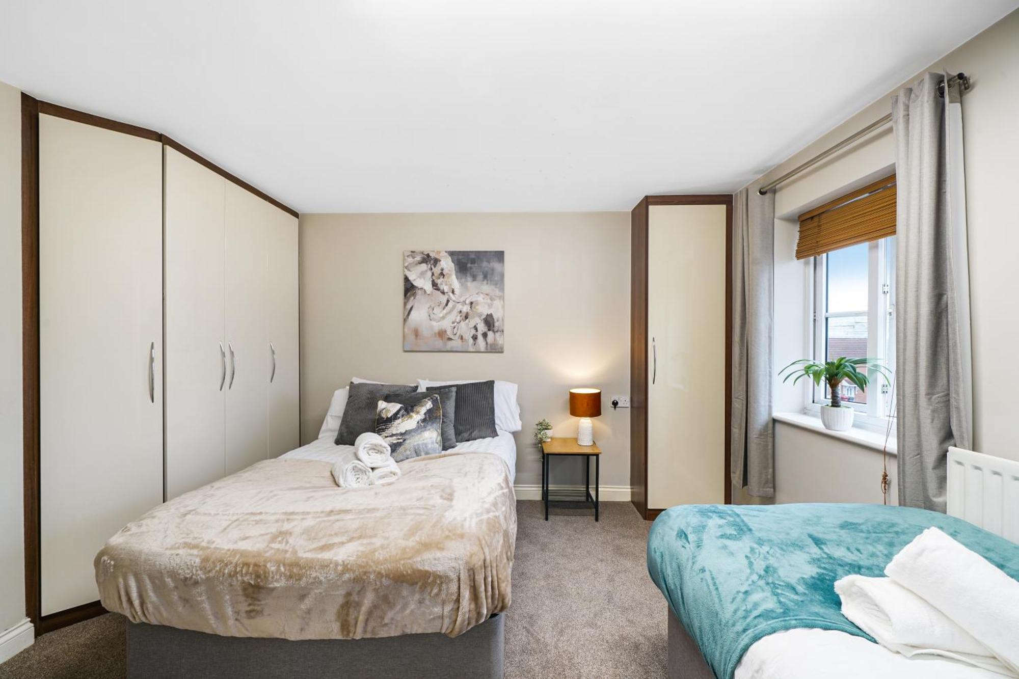 Dis-counts For Family And Work - 2x Ensuites, Private Parking And Garden *