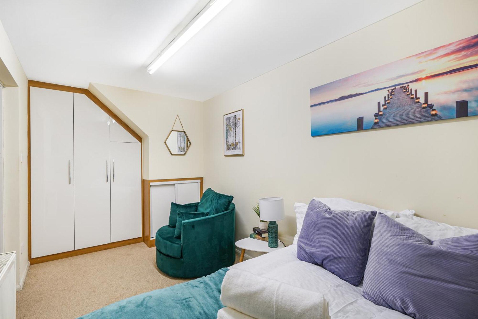 Dis-counts For Family And Work - 2x Ensuites, Private Parking And Garden
