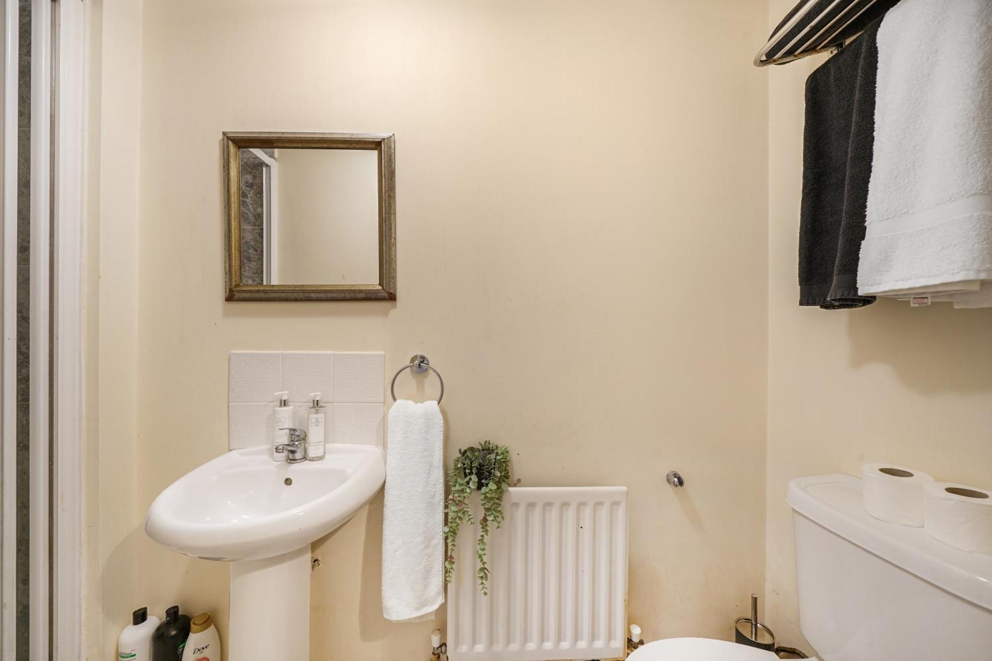 Holiday home Dis-counts For Family And Work - 2x Ensuites, Private Parking And Garden