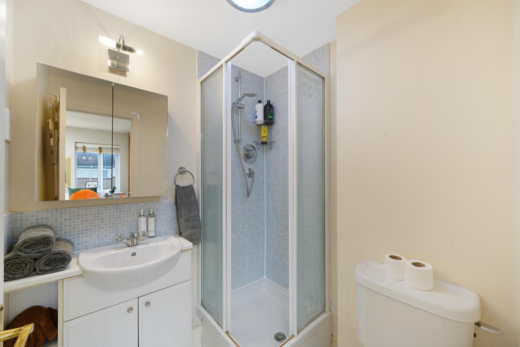 Holiday home Dis-counts For Family And Work - 2x Ensuites, Private Parking And Garden *
