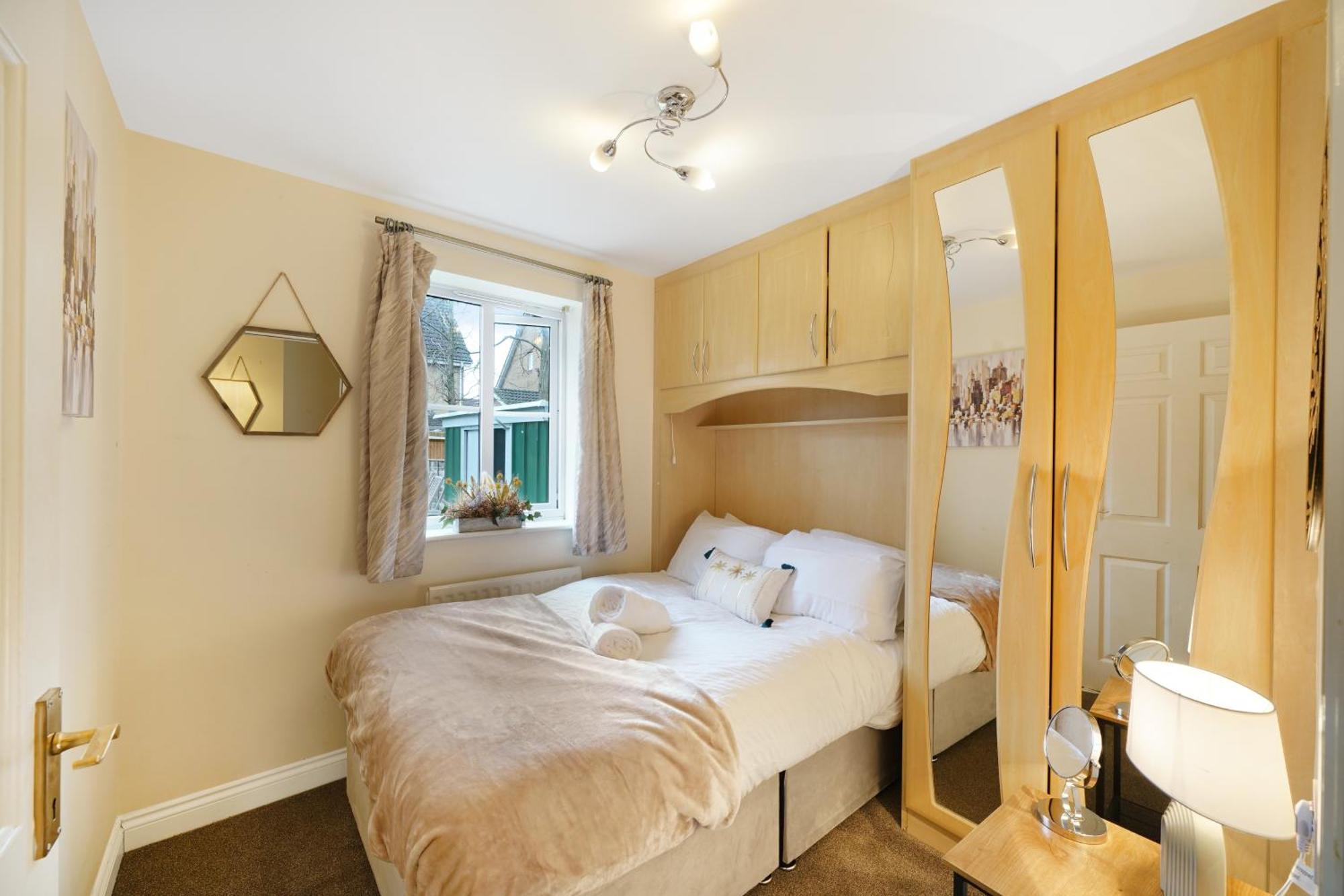 Dis-counts For Family And Work - 2x Ensuites, Private Parking And Garden Holiday home Langley Marish