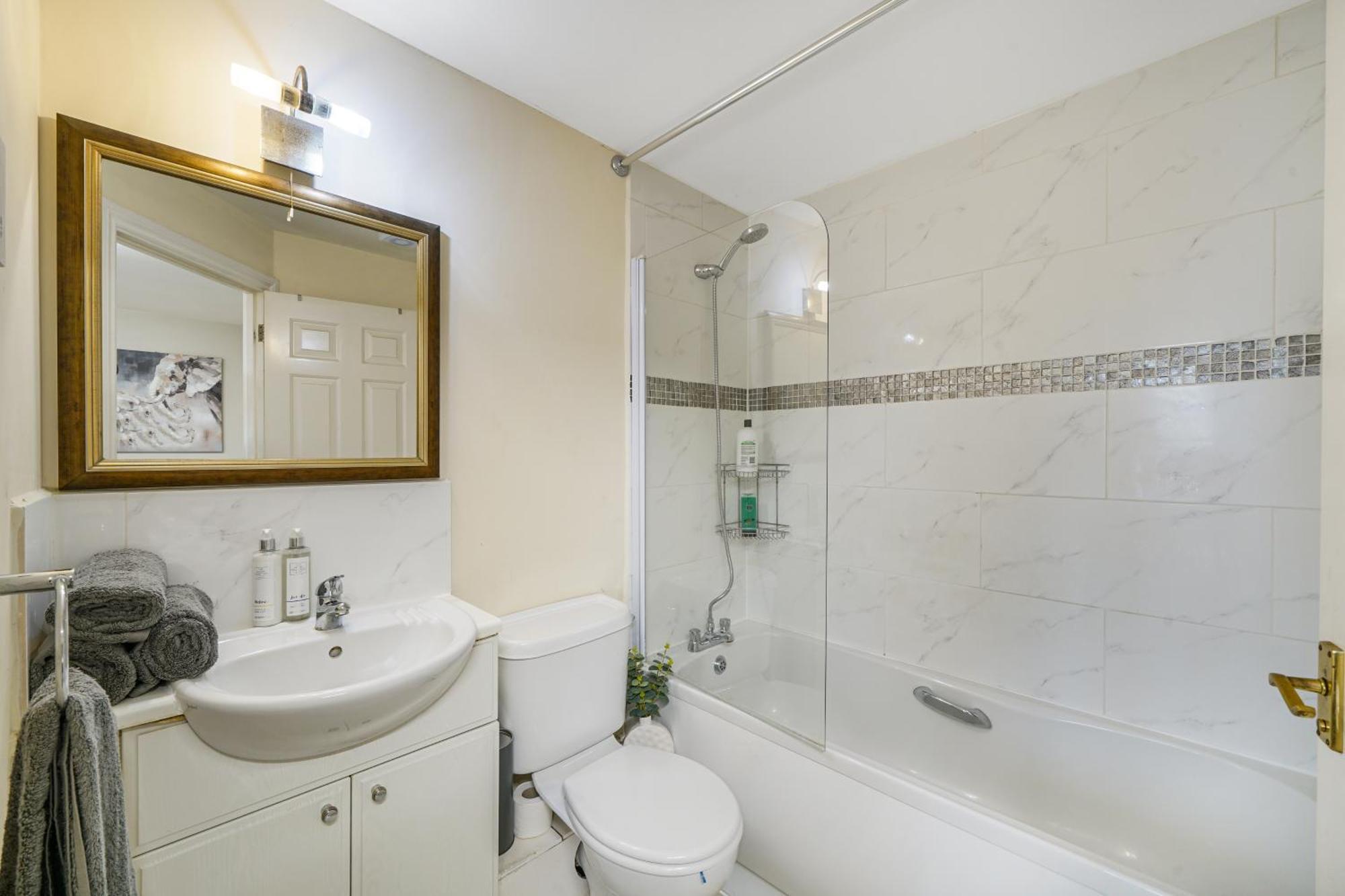 Holiday home Dis-counts For Family And Work - 2x Ensuites, Private Parking And Garden Langley Marish